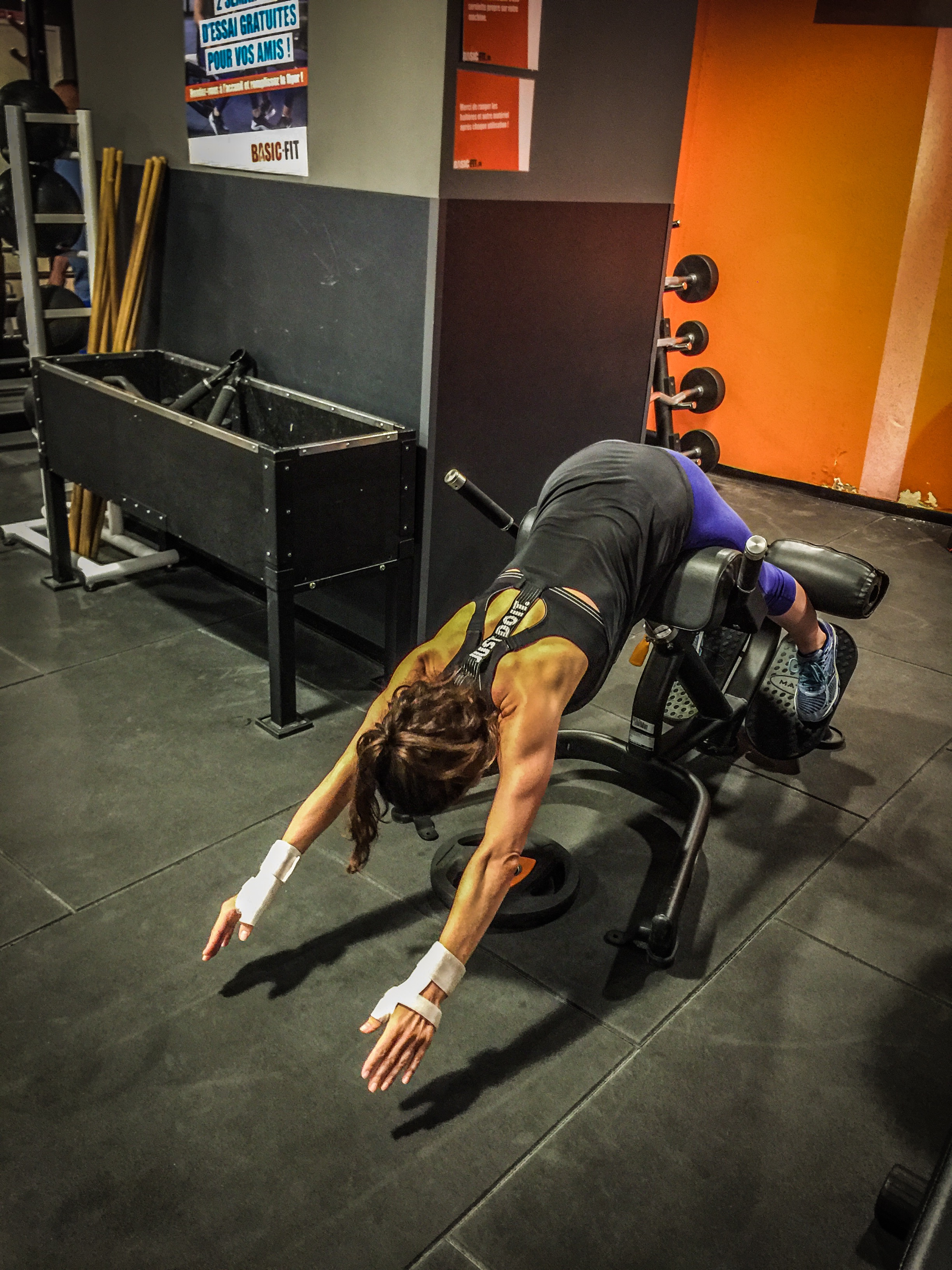 Travail de gainage assisté pendant une séance encadrée.