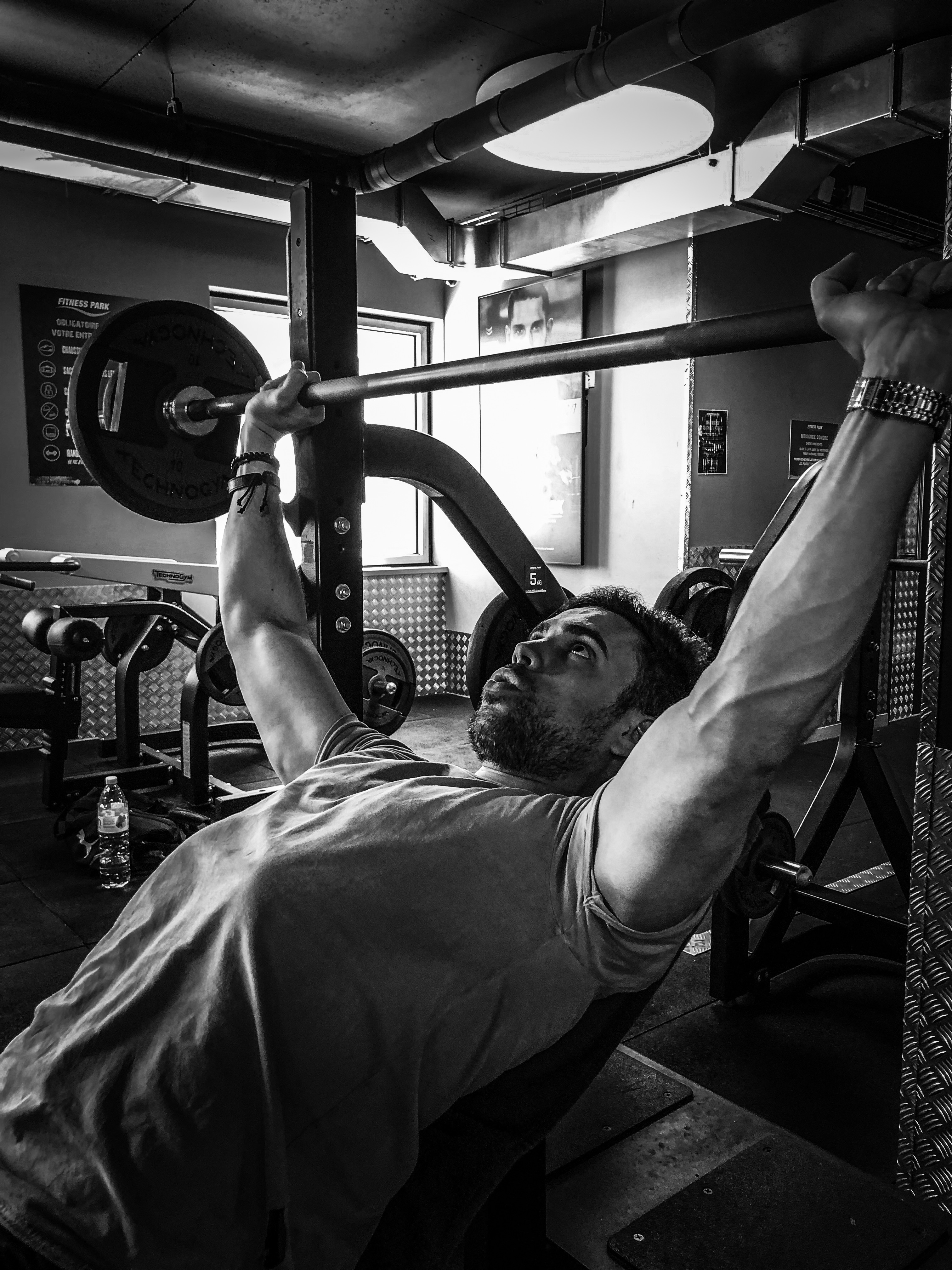 Développé couché incliné pendant une séance de musculation.